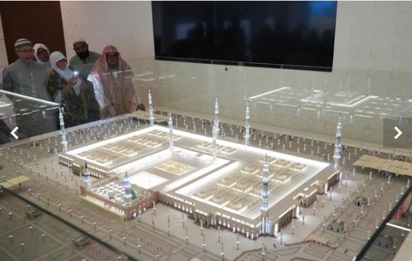 Pameran Bangunan Masjid Nabawi memberikan konteks dan latar belakang jamaah tentang perjalanan Nabi Muhammad ke Madinah pada tahun 622, yang dikenal sebagai Hijrah, selain artefak dan manuskrip. (Foto/Hamza Mahmoud Hasan)