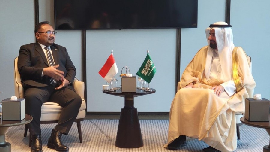 Menag Yaqut bertemu Menteri Haji Arab Saudi Tawfiq F. Al Rabiah, di Jeddah.