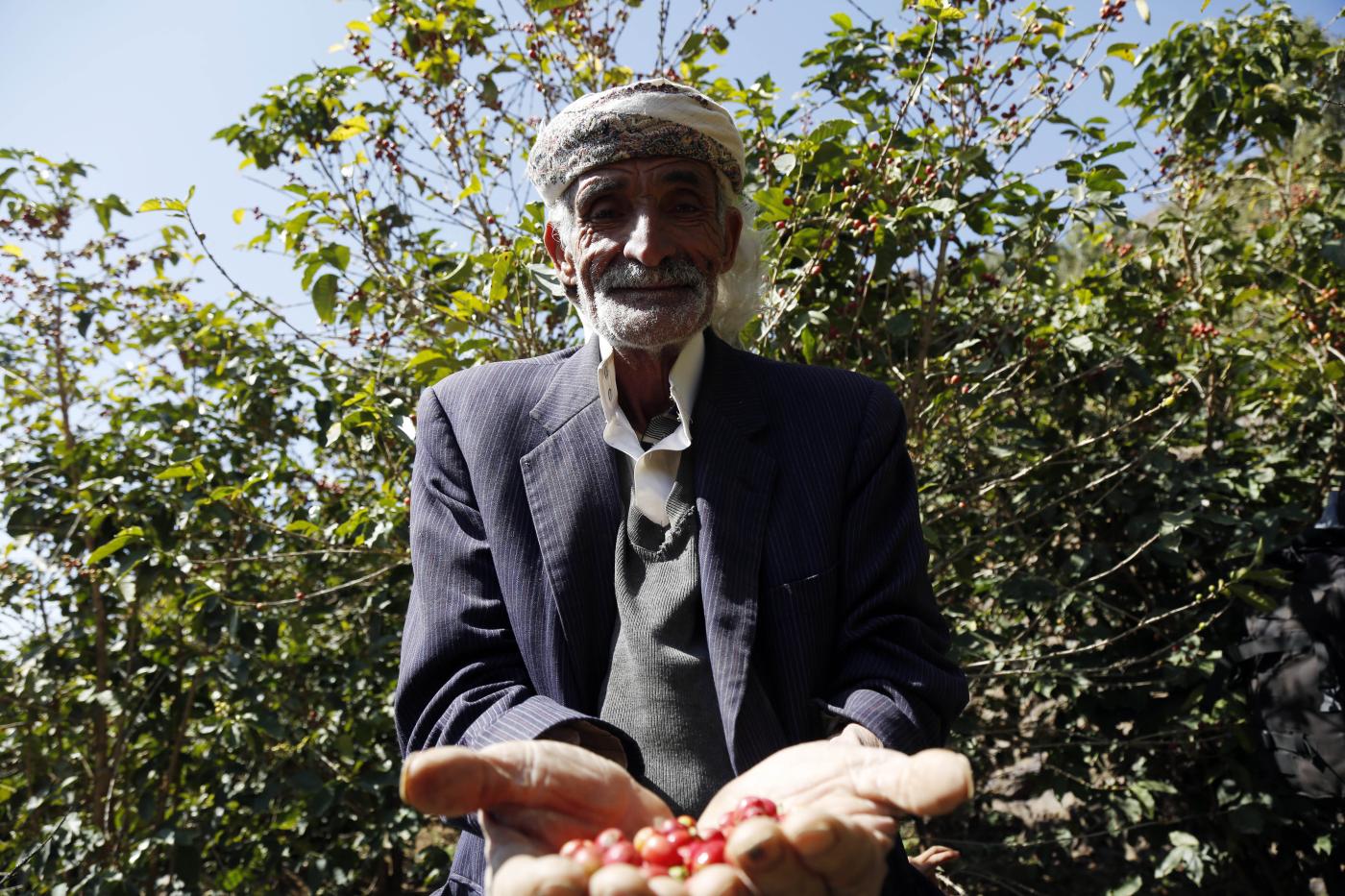 Petani memamerkan ceri kopi Yaman. Foto Middle east eye 