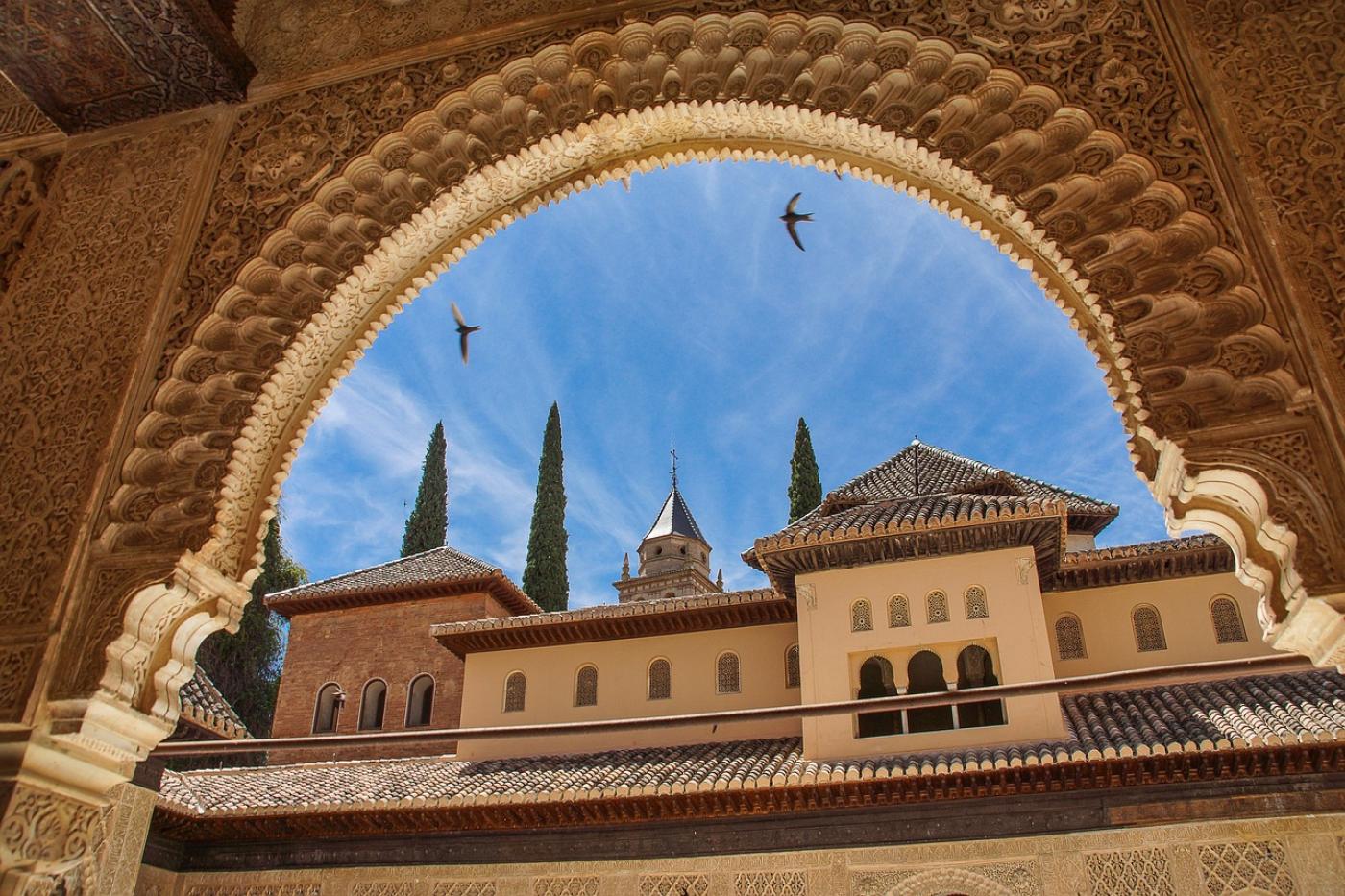 Istana Alhambra di Spanyol tetap menjadi hotspot wisata hari ini (Wikimedia Commons)