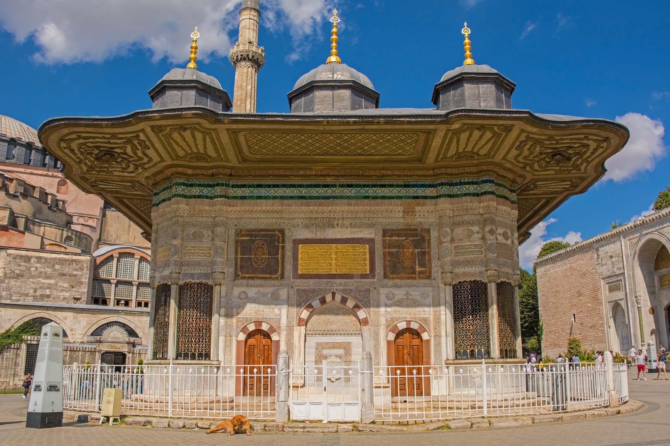 Air Mancur Sultan Ahmed III di Sultanahmet, di Istanbul, Turki.