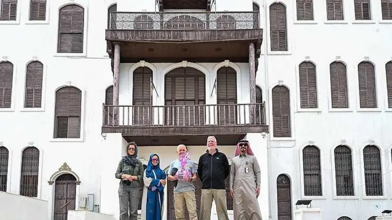 Tim ekspedisi Heart of Arabia berfoto di depan Istana Shoubra di Taif Arab Saudi. (SPA)