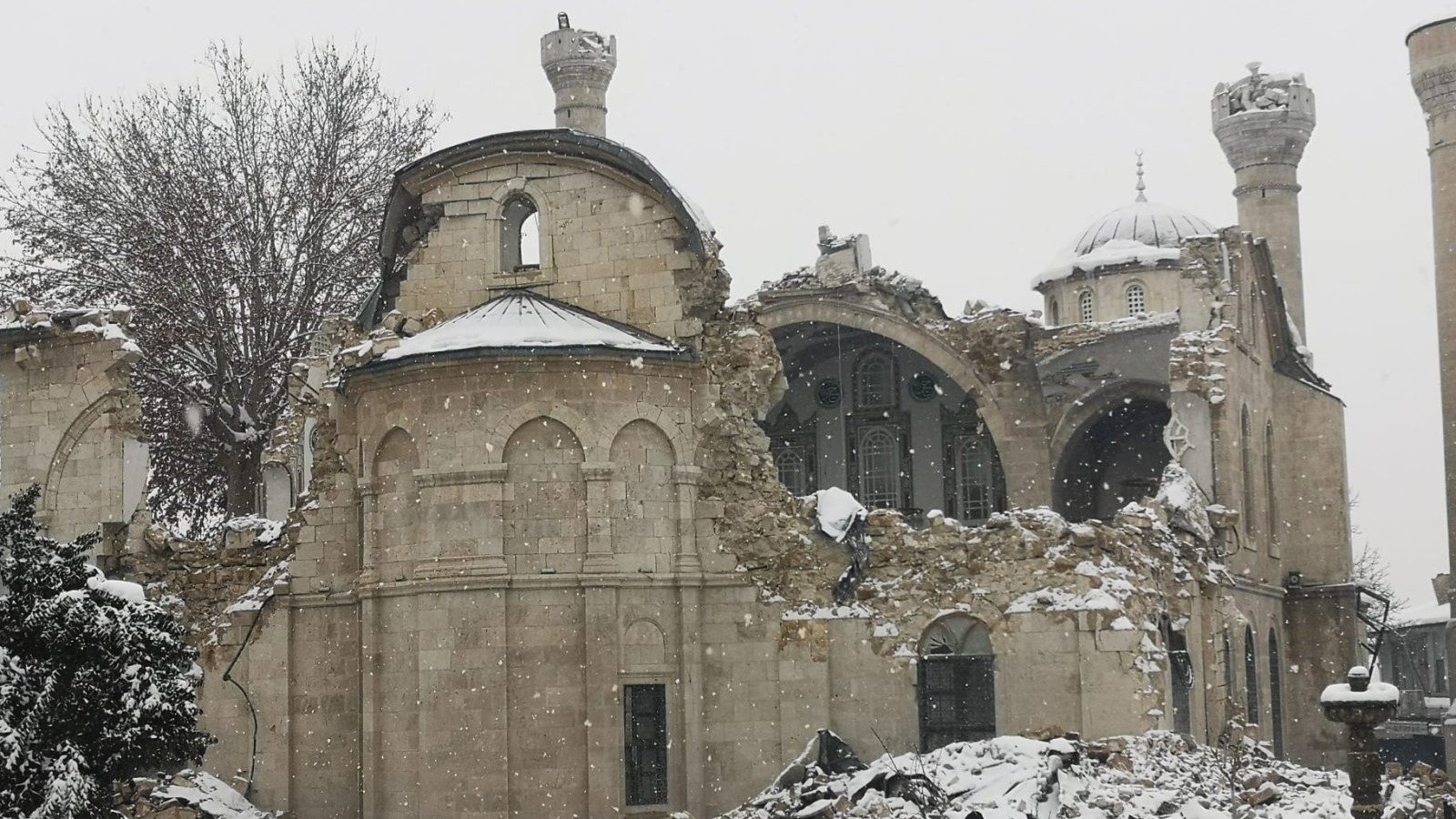 Many of the walls of the 17th century Yeni Camii Mosque in Malatya, Turkey, collapsed after the initial quake on Monday  (Daily Sabah/DHA Photo)