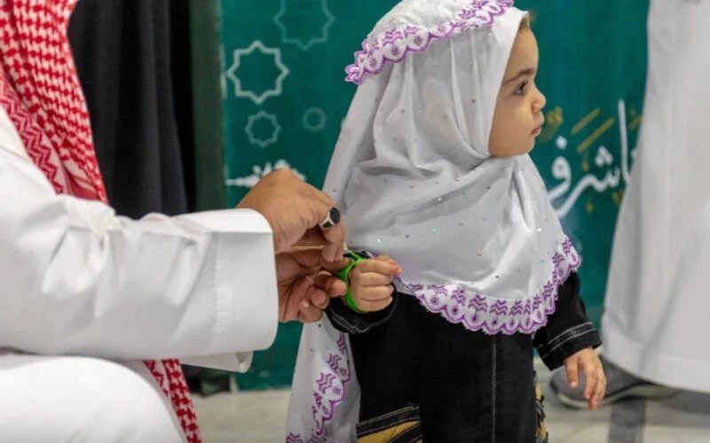 Anak-anak Diberikan Gelang yang Dapat Dilacak di Masjid al-Haram dan Nabawi
