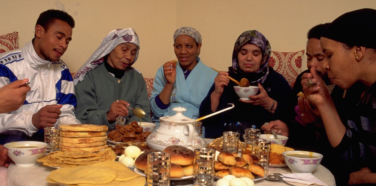 Sebuah keluarga Maroko saat berbuka puasa di bulan Ramadhan. Foto: mehrnews