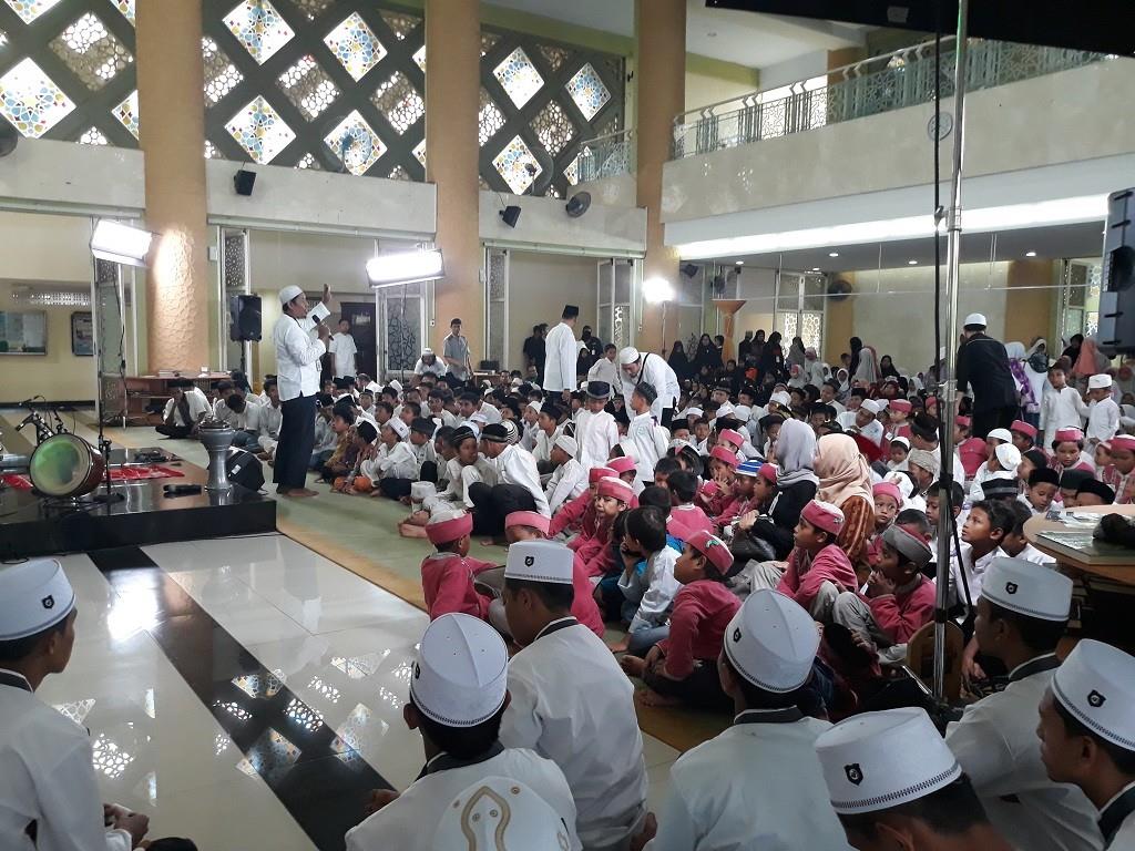 Jaga Tradisi, Metro TV Bagikan Santunan kepada 1.500 Anak Yatim
