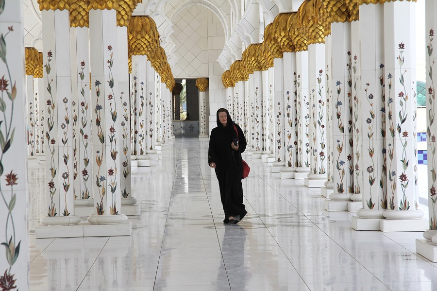 Sue Wickison berjalan di antara motif tumbuhan Masjid Agung Sheikh Zayed di Abu Dhabi, yang pertama kali memicu ketertarikannya pada tumbuhan Al-Qur'an. (Dipasok)