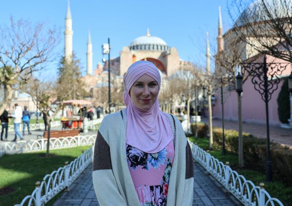 Kisah Islam Aktris Inggris Aisha Rosalie,: Dari Alkohol, Hingga Adzan di Masjid Biru Turki