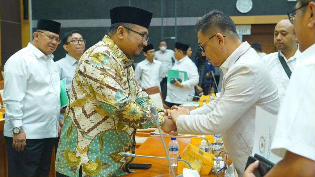 Menteri Agama berjabat tangan dengan Wakil Ketua Komisi VIII DPR RI Ace Syadzily, di Jakarta, Selasa (23/5/2023)