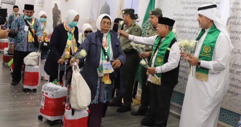 Suasana penyambutan Jemaah Haji 2023 Kloter pertama yang tiba di Madinah (Foto: Dok. MCH 2023)