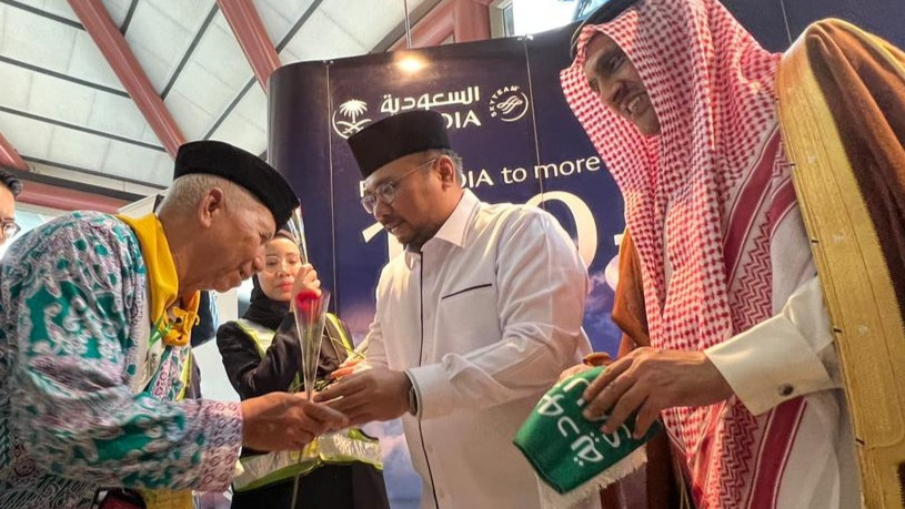 Menag didampingi Dubes Arab Saudi untuk Indonesia menyerahkan setangkai bunga ros kepada jemaah. Foto Kemenag