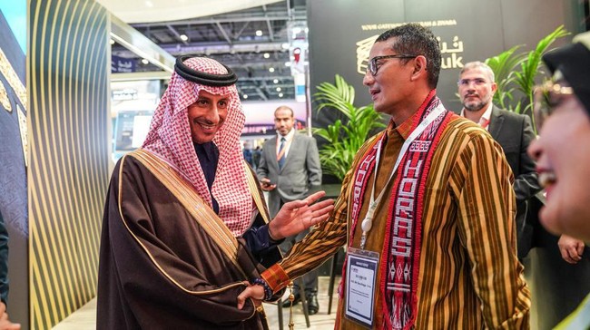 Pada World Travel Market 2022 di London, Inggris, Sandiaga Uno dan Menteri Pariwisata Arab Saudi Al Khatieb bertukar pikiran membahas transformasi pariwisata kedua negara. (Foto: Kemenparekraf) 
