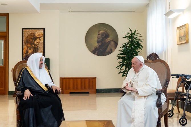 Paus Fransiskus mengadakan pembicaraan dengan ketua Liga Muslim Dunia di Vatikan. Foto Arabnews