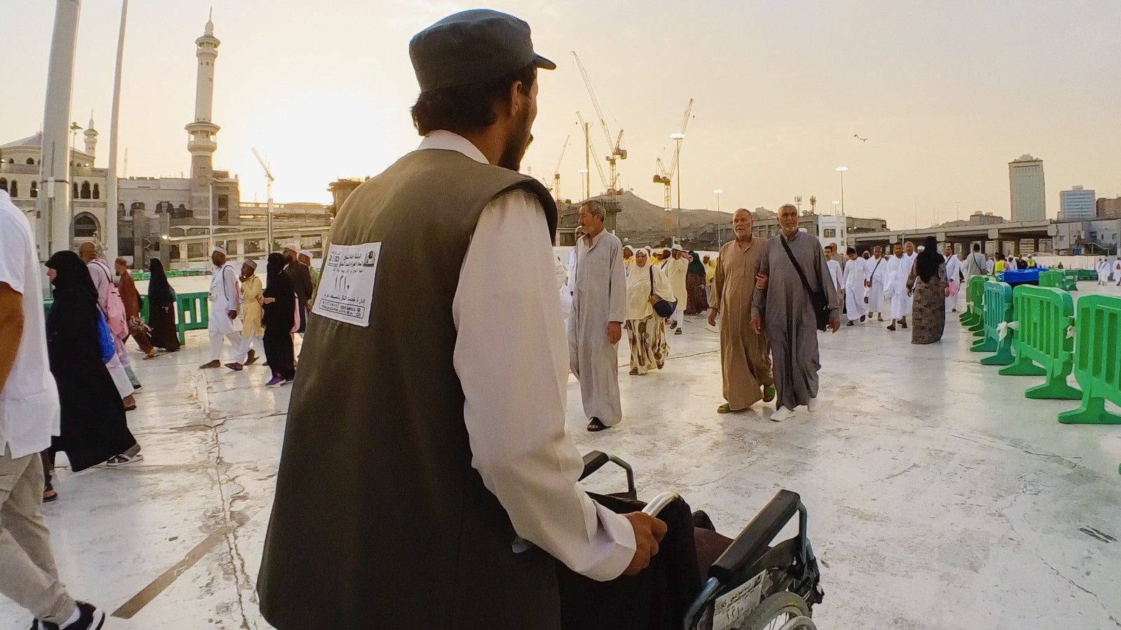 Jemaah Haji Diimbau Gunakan Jasa Penyewaan Kursi Roda Resmi di Masjidil Haram