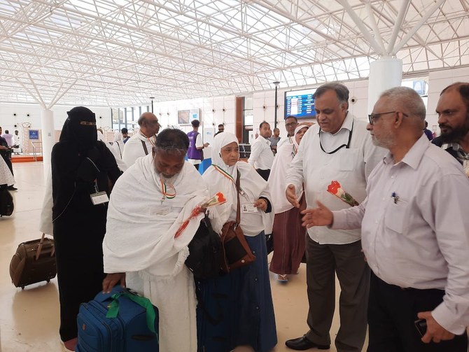 Duta Besar India Suhel Ajaz Khan menyambut jemaah haji yang tiba di bandara Jeddah pada 7 Juni 2023. (Kedutaan Besar India di Riyadh)