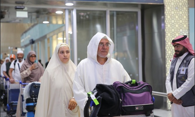 Rombongan pertama jemaah yang menggunakan platform Haji Nusuk tiba pada Kamis di Bandara Pangeran Mohammed bin Abdulaziz dari Italia. (Dipasok)