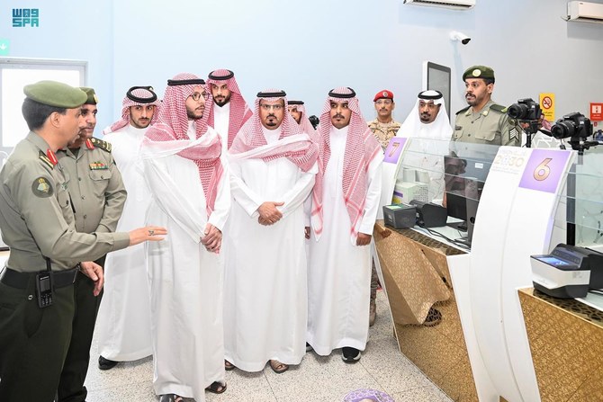 Gubernur Taif Pangeran Saud bin Nahar di Bandara Internasional Taif. (SPA)