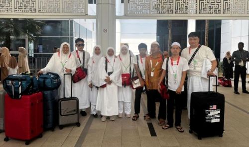 Jemaah haji Malaysia di Bandara Internasional Kuala Lumpur pada 21 Juni 2023, saat mereka bersiap untuk berangkat ke Arab Saudi untuk haji. (Foto AN/Aazhimah binti Othman)