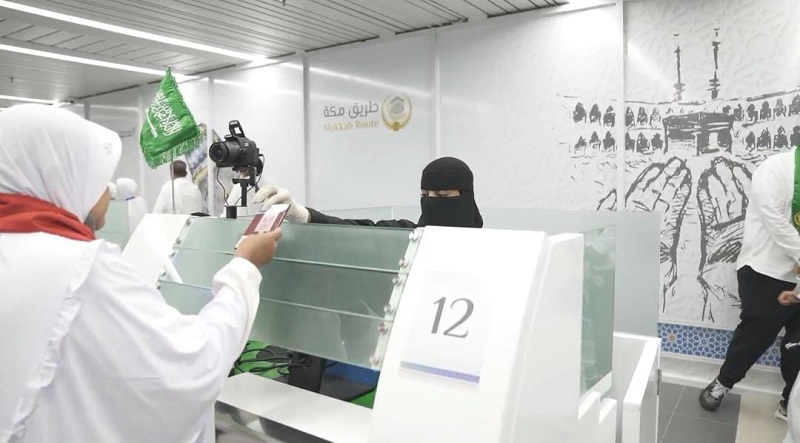 Proses pengecekan dokumen jamaah haji/ Foto: MCH
