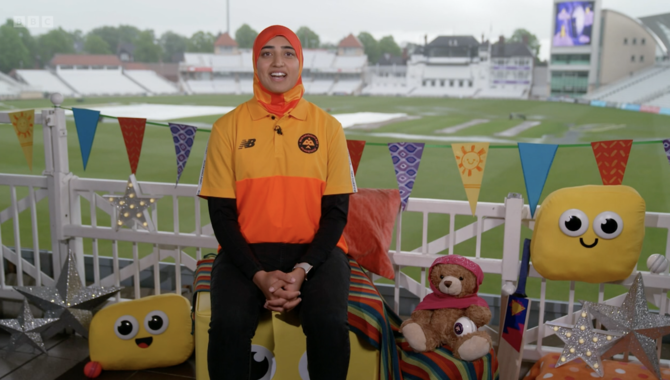 Pemain Kriket Bacakan Buku Tentang Tradisi Hijab Dalam Islam di Acara Anak-anak BBC
