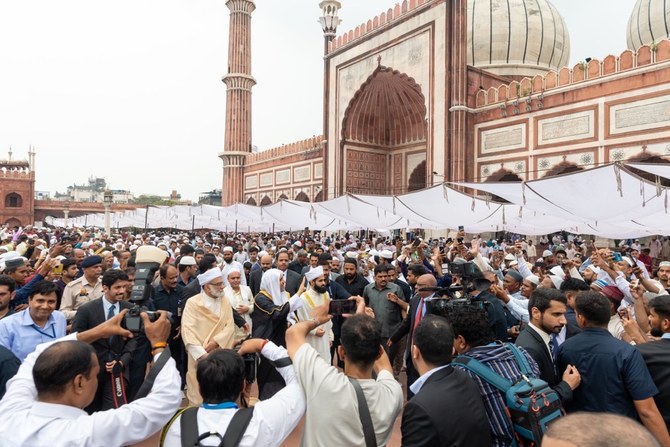 KHUSUS Ketua Liga Dunia Muslim menulis halaman baru dalam sejarah Masjid Jama India Jamaah yang hanya berdiri mendengarkan khotbah pertama dalam 400 tahun di Masjid Jama. (Dipasok)