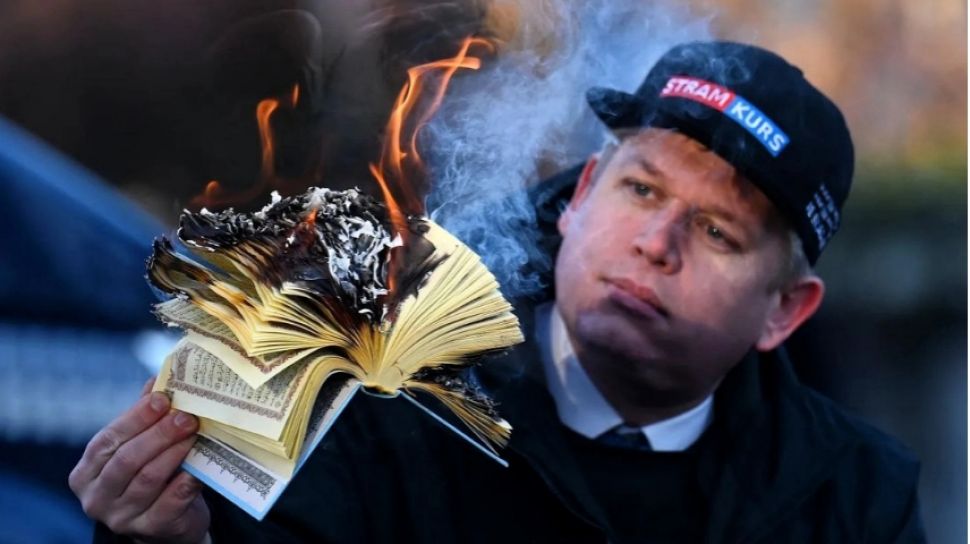 Rasmus Poludan membakar salinan Al-Quran. Foto: Ist