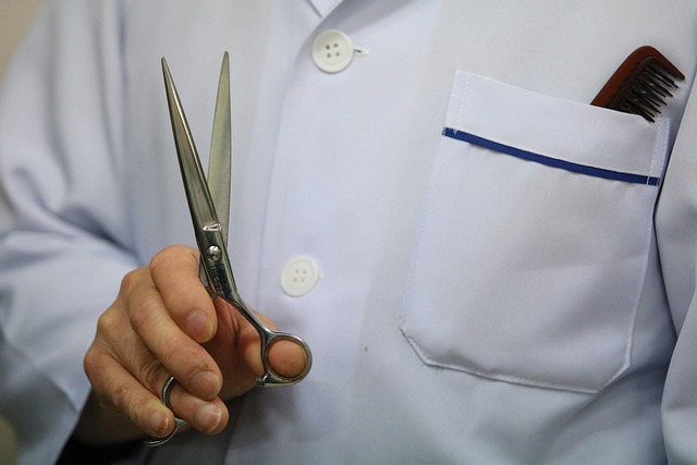 Arab Saudi Menyuruh Jemaah Umrah Mencukur di Tukang Cukur Berlisensi Demi Keselamatan Kesehatan