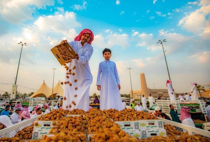 Hasil Panen Melimpah Bagi Para Pedagang Buah di Festival Kurma Buraidah