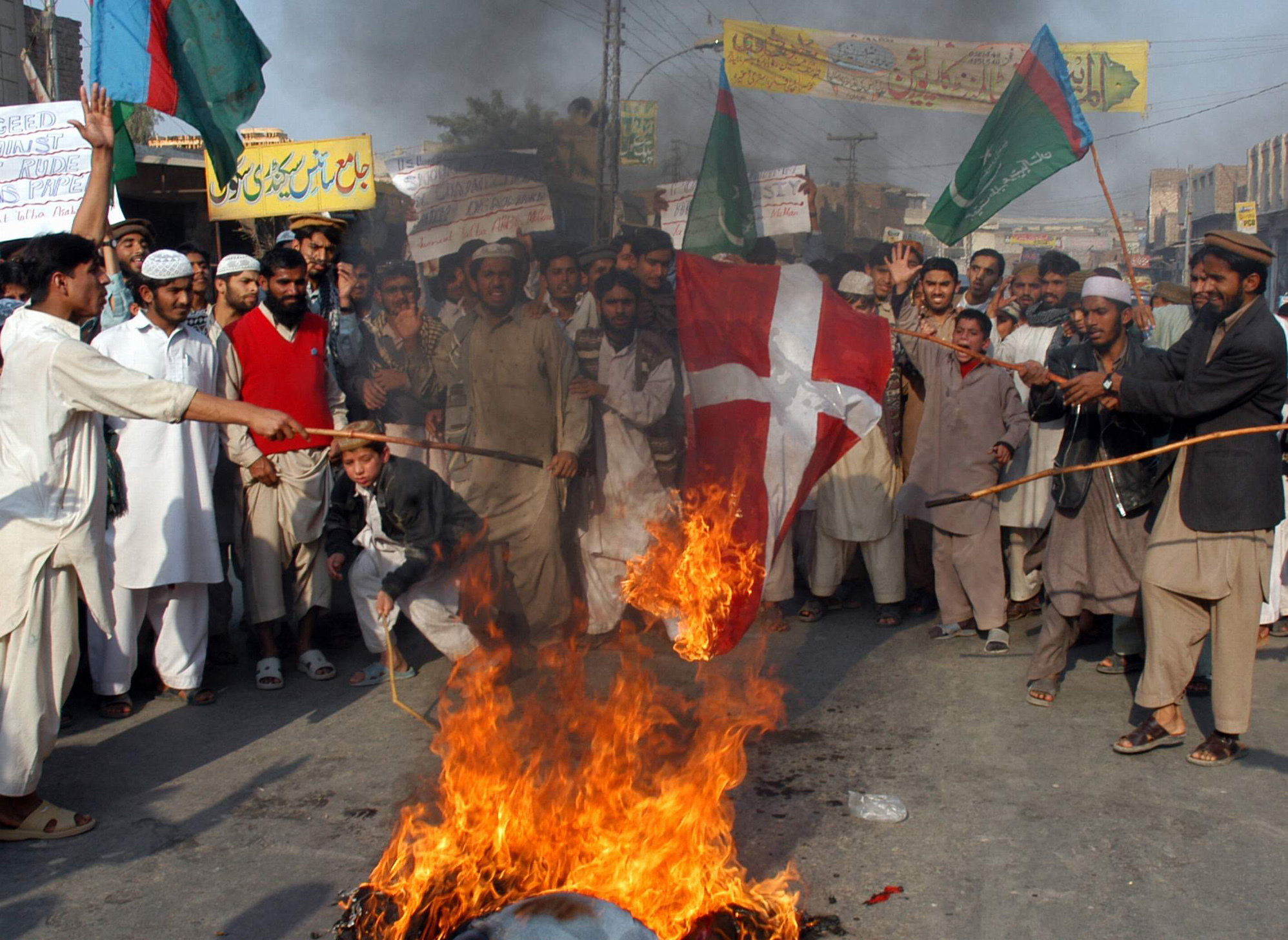Bendara Denmark Dibakar. Foto: Newyork Post