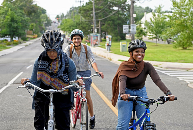 Sebuah Program di Kanada Ajak Perempuan Berhijab Bersepeda