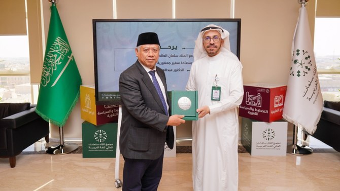 Dalam foto yang diambil pada Juli 2023 ini, Duta Besar RI untuk Arab Saudi Dr. Abdul Aziz Ahmad berfoto bersama Sekjen KSAA Abdullah bin Saleh Al-Washmi. (KBRI Riyadh)