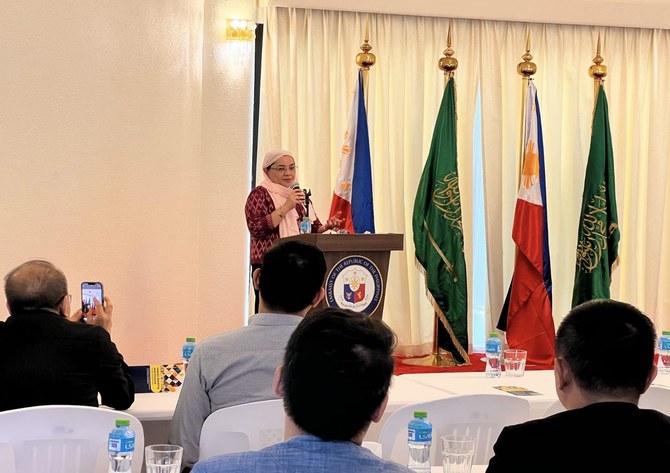 Bangko Sentral ng Pilipinas Arifa A. Ala berbicara pada pengarahan “Perbankan dan Keuangan Islam di Filipina” di kedutaan Filipina di Riyadh, Arab Saudi, pada 17 Agustus 2023. (BSP)