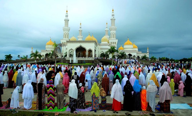 Muslim Filipina salat di Masjid Agung Sultan Hassanal Bolkiah di kota Cotabato, Filipina pada 6 Juli 2016. (AFP)