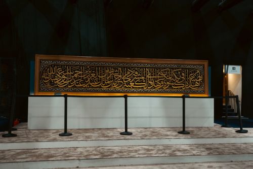 Pengunjung dapat melihat tekstil, manuskrip, dan barang antik termasuk tirai bordir Ka'bah yang berasal dari masa pemerintahan Raja Abdulaziz. (Foto oleh Abdulrahman bin Shulhub)