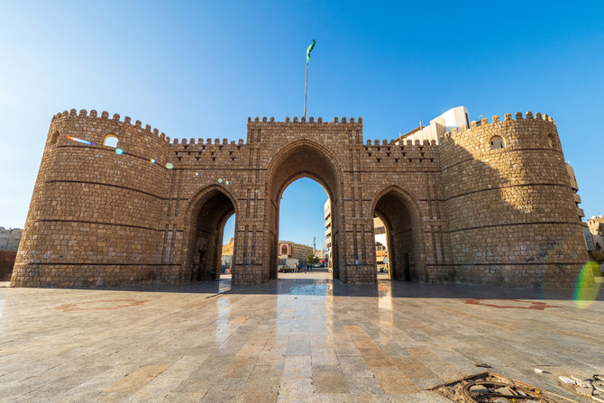 Pemandangan luar Gerbang Makkah yang terbuat dari batu atau Baab Makkah (Bab Makkah), sebuah gerbang kota tua di pintu masuk kota bersejarah, Al Balad, Jeddah. stok foto