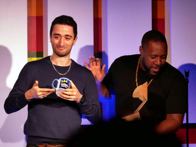 Komedian Muslim Inggris Hasan Al-Habib menerima Breaking Talent Award 2023 dari Birmingham Comedy Festival. Foto: aboutislam
