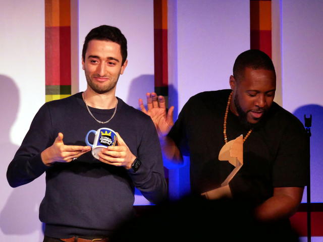  Komedian Muslim Inggris Hasan Al-Habib menerima Breaking Talent Award 2023 dari Birmingham Comedy Festival. Foto: aboutislam