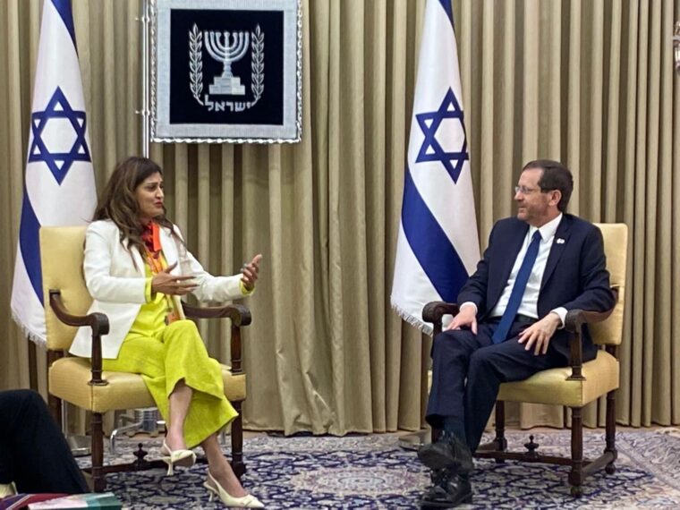 Anila Ali saat dengan Isaac Herzog, presiden Israel. Kredit Gambar: Alina Ali