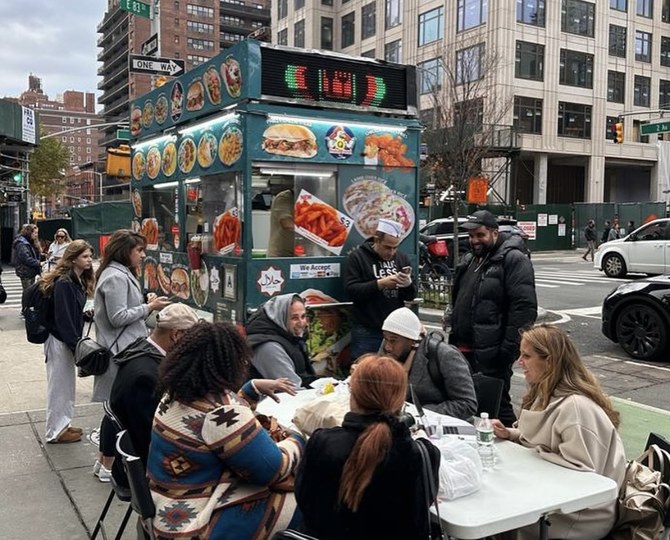 Orang-orang berkumpul di sekitar Adam Halal Food Cart di Upper East Side New York City. (Instagram/@proyekstreetvendor)