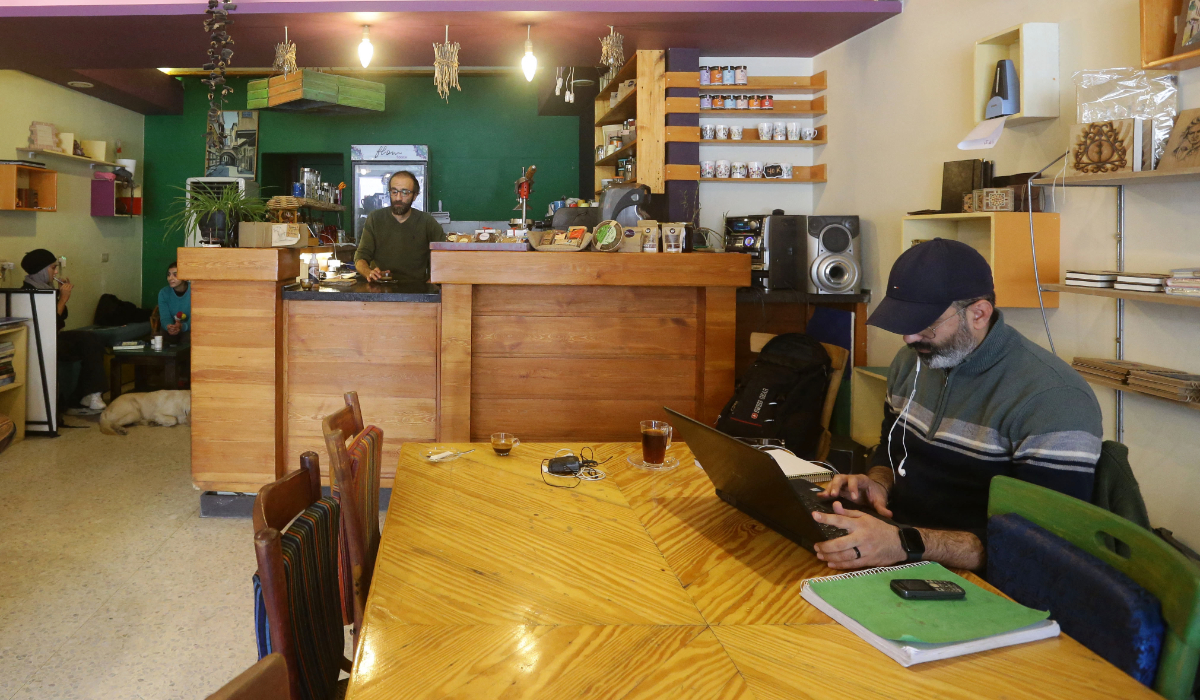 Pekerja dan Pelajar di Suriah Terpaksa Mengungsi ke Kafe