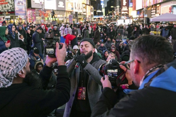 New York: Umat Islam Menandai Malam Pertama Ramadhan dengan Doa di Times Square