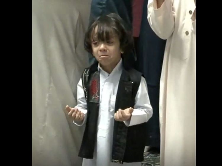 Viral: Seorang Anak Menangis Saat Salat di Masjidil Haram Mekkah