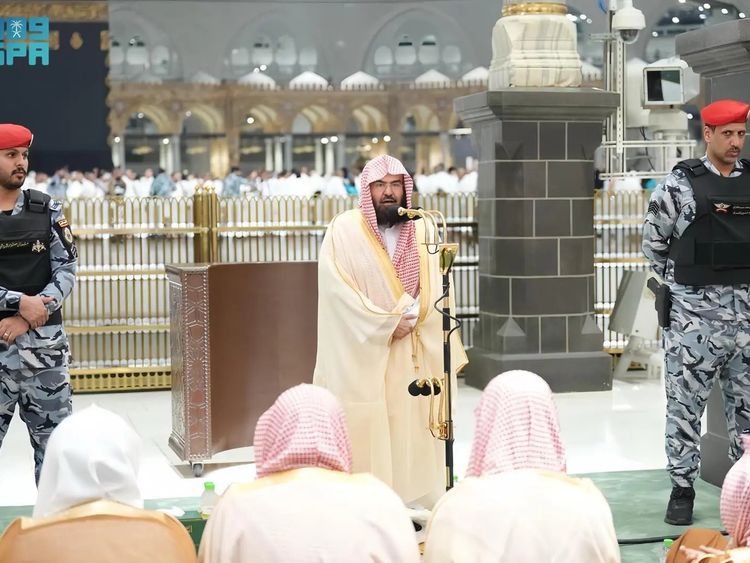 Syeikh Sudais: Jangan Sibuk Selfie di  Madinah dan Makkah