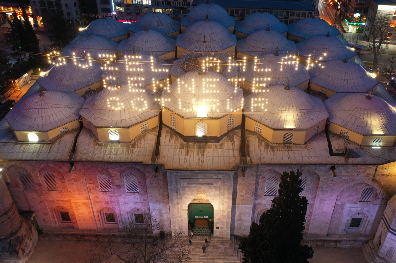 Ketika Mahya Menghiasi Masjid Ulu di Türkiye