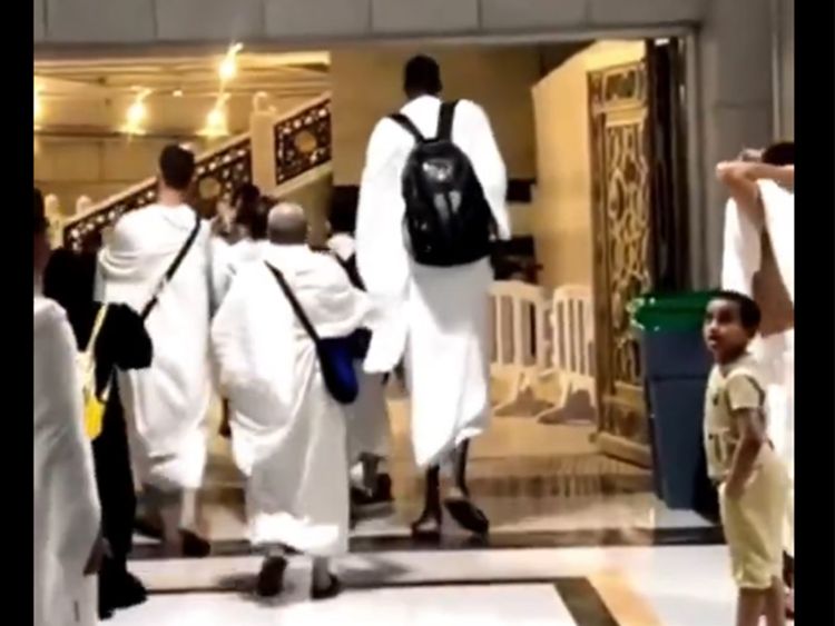 Pria Setinggi 2.5 Meter Umrah di Makkah Membuat Heboh Jemaah