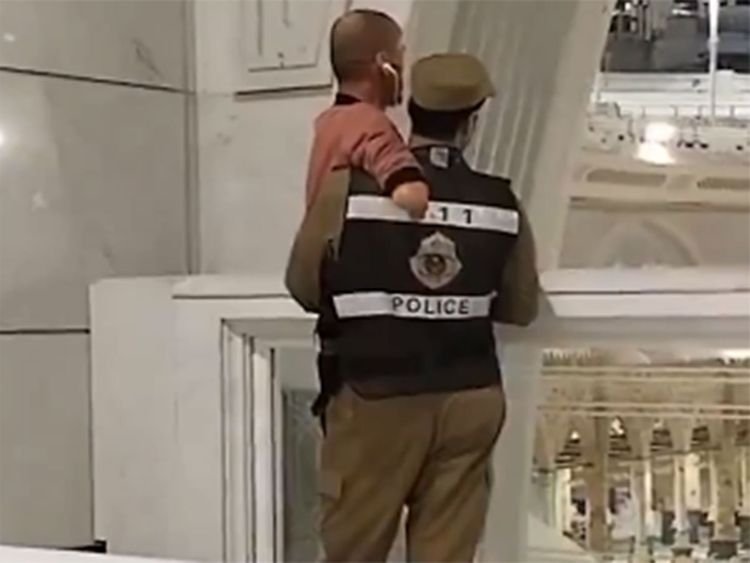 Video Viral: Petugas Keamanan Masjidil Haram Mengantar Jamaah Melihat Kakbah Saat Umrah