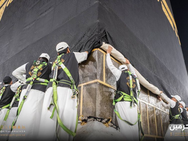 Kiswah Kakbah Diangkat Untuk Persiapan Haji 2024