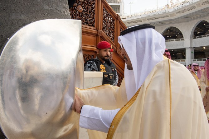 Wakil Gubernur membasuh bagian dalam Ka'bah dengan air Zamzam yang dicampur air mawar. (SPA)