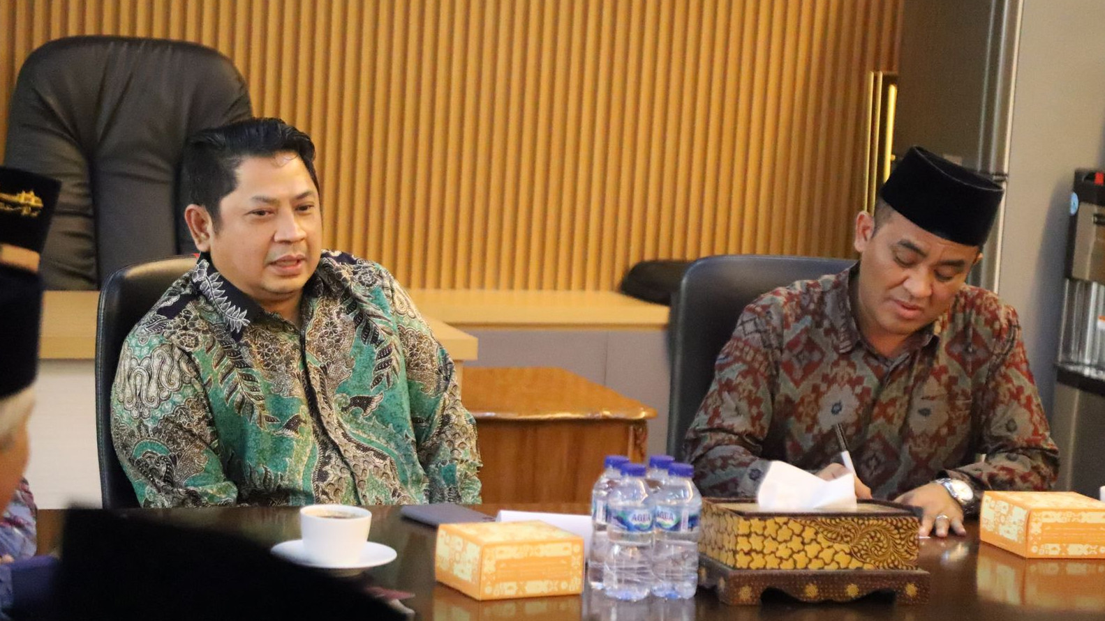 Sekjen Kemenag RI, Ali Ramdhani (kiri) dan Rektor UIN Mataram, Masnun Tahir (kanan)