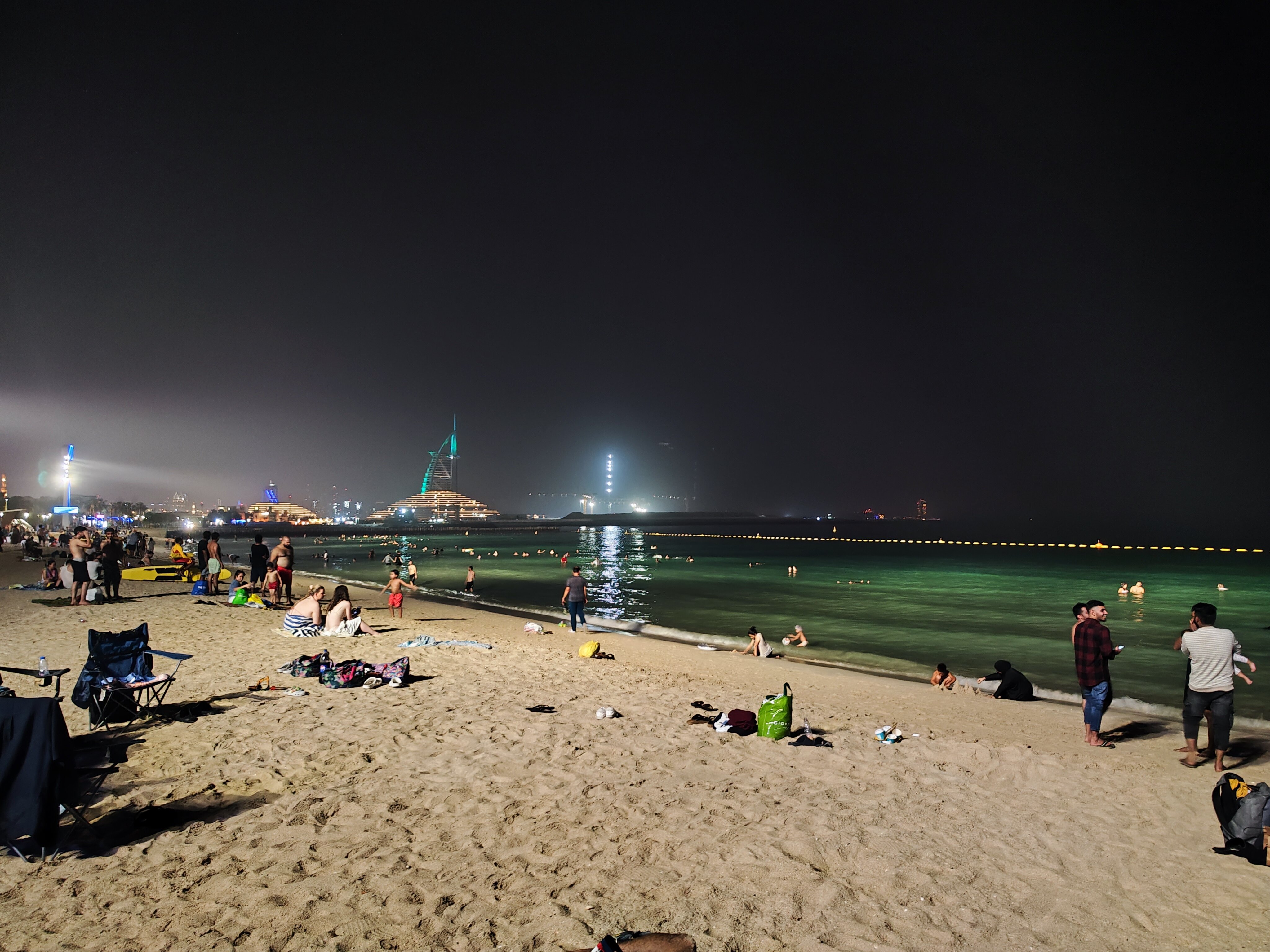 Pantai Dubai di malam hari. Foto: Yango Maps